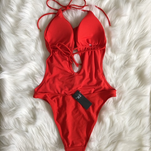 Cheeky Ruffle One Piece - Picture 3 of 8